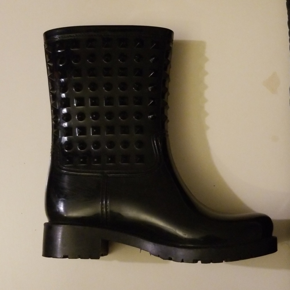 Black rainboots